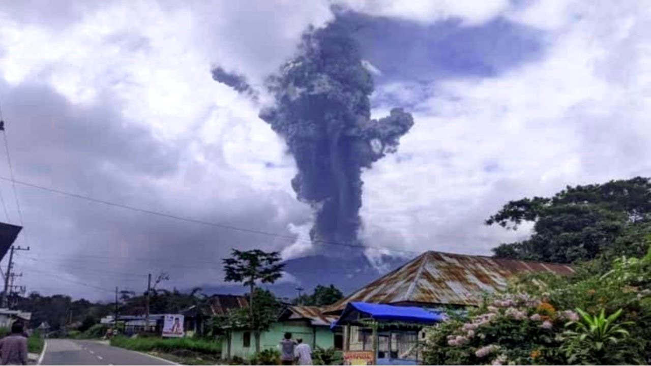 Terribly beautiful footage of the eruption of Mount Marapi! Indonesia, Volcano Marapi