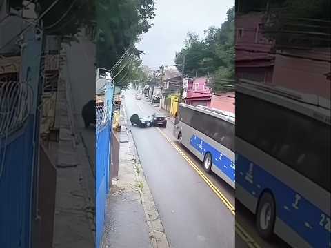 Tài xế sơ ý trong khi làm việc và cái kết