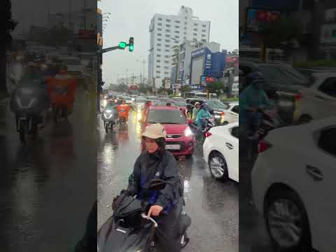 Triệu hạt mưa không hạt nào rơi nhầm chỗ thế mà lại rơi vào đúng giờ đi làm.! Ôi buồn