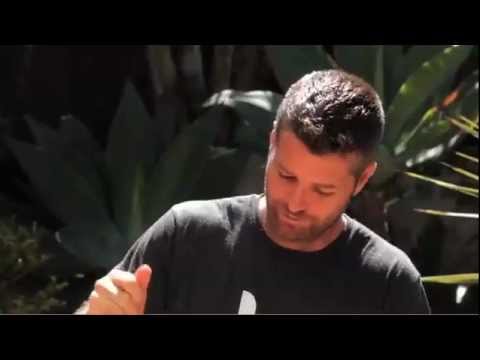 Pete Evans Makes Wheatgrass Juice with the Ceramic Pro + Juicer by Healthstart - YouTube