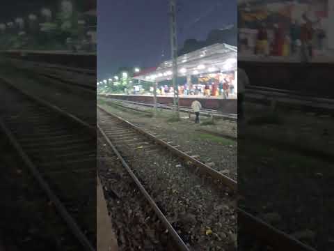 आरा जंक्शन के प्लेटफार्म पर बैठने के लिए कुर्सी नहीं है