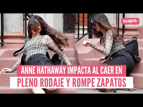 🚨 ¡ESCÁNDALO! Anne Hathaway tropieza y sus lujosos zapatos Valentino se rompen 😱💥 ¿Cuánto costaban