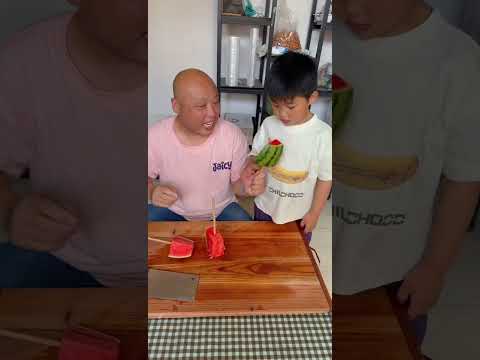 The way Dad invented to cut watermelon # Everyday moments of the father and son