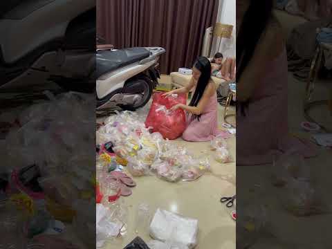 Phát bánh cho mấy e nhỏ