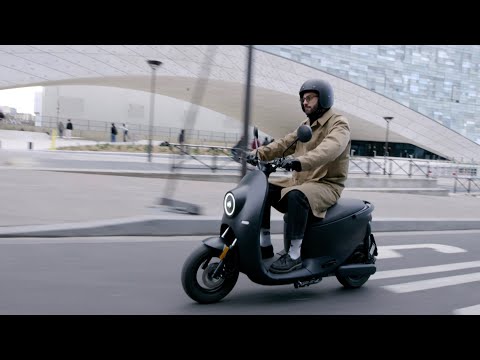 Elie, Clara, Dylan et Laura testent le nouveau scooter unu dans les rues de Paris