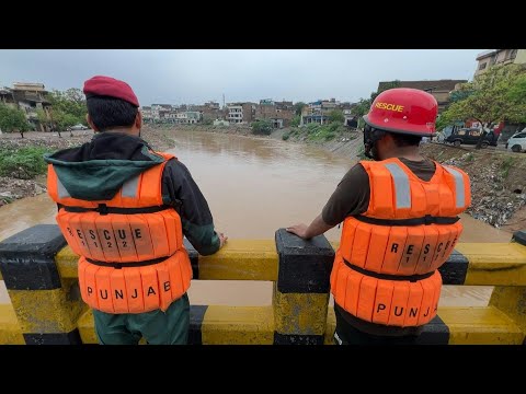 Rescuers on standby near swollen river in Pakistan after heavy rain | AFP