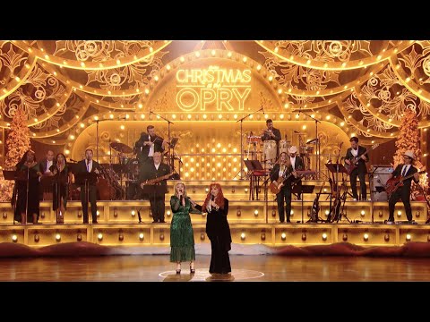 Kelly Clarkson & Wynonna - Santa Claus is Coming to Town (Live from
NBC's Christmas at the Opry)