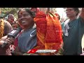 Devotees With Replica Of Sammakka Sarakka | Medaram Jatara 2024 | V6 News  - 04:19 min - News - Video