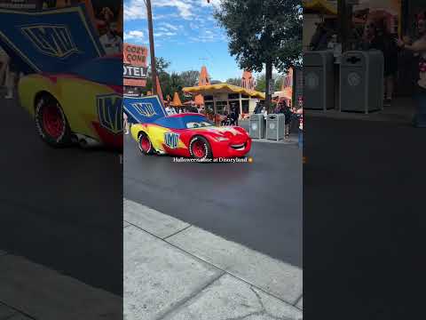 Halloween time at Disneyland with all the characters 🎃👻