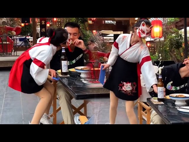 一套丝滑小连招给大哥控在原地，没看懂我在干嘛？这个美女在玩杂技吗？【猫猫小可爱】