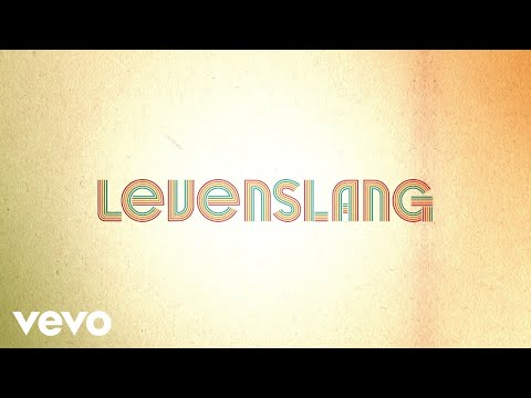 BLØF - Levenslang (Official Video)
 
Lyric video door Bart van Rooy / BigVis
2024, Altijd Wakker BV exclusively distributed by Sony Music Entertainment Netherlands B.V.
  
Hoe ben ik hier terecht gekomen?
Ik lette even niet op, ik was er even niet bij
Is dit het leven van een ander?
Ben ik echt wel zo vrij als ik lijk?
 
Is dit mijn huis, is dit mijn hypotheek?
Zijn deze dingen echt van mij?
Hoe is dit gebeurd? Toen ik even niet keek?
Ben ik echt wel zo blij als ik lijk?
 
Ik weet het niet
Ik weet het niet
Ik weet het niet
 
Ben ik veroordeeld tot levenslang?
Ik voel me vreemd en ik ben soms bang
Dat het niet echt is of toch juist wel
Een zeepbel die niet kapot kan
 
Levenslang
Ik krijg geen adem en voel de drang
Me los te maken uit deze droom
Gevangen in een bubbel die ik niet zien kan
 
Ik sta al vast voor kilometers
De snelweg is al lang niet meer snel
En in de berm lijkt alles beter
Als ik uitstap ben ik weer mezelf
 
Is dit mijn straat, hoe lang woon ik hier al?
De buren rijden af en aan
Is dit dan de plek waar ik dood zal gaan?
Ik slaapwandel door mijn bestaan
 
Ik weet het niet
Ik weet het niet
Ik weet het niet
 
Ben ik veroordeeld tot levenslang?
Ik voel me vreemd en ik ben soms bang
Dat het niet echt is of toch juist wel
Een zeepbel die niet kapot kan
 
Levenslang
Ik krijg geen adem en voel de drang
Me los te maken uit deze droom
Gevangen in een bubbel die ik niet zien kan
 
Ik weet het niet
Ik weet het niet
Ik weet het niet
Ik voel me vreemd en ik ben soms bang
 
Ik weet het niet
Ik weet het niet
Ik weet het niet
Ik krijg geen adem, het duurt te lang
 
Ik weet het niet
Ik weet het niet
Ik weet het niet
 
Ben ik veroordeeld tot levenslang?
Ik voel me vreemd en ik ben soms bang
Dat het niet echt is of toch juist wel
Een zeepbel die niet kapot kan
 
Levenslang
Ik krijg geen adem en voel de drang
Me los te maken uit deze droom
Gevangen in een bubbel die ik niet zien kan