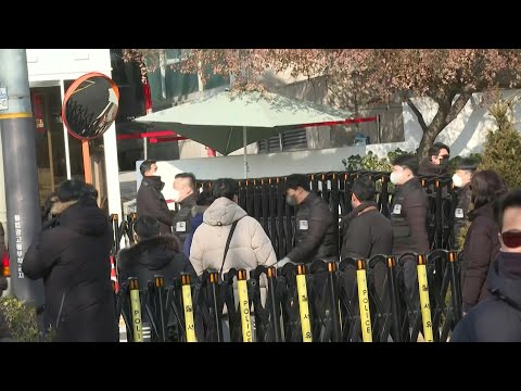 S.Korea investigators leave presidential compound as Yoon arrest halted | AFP