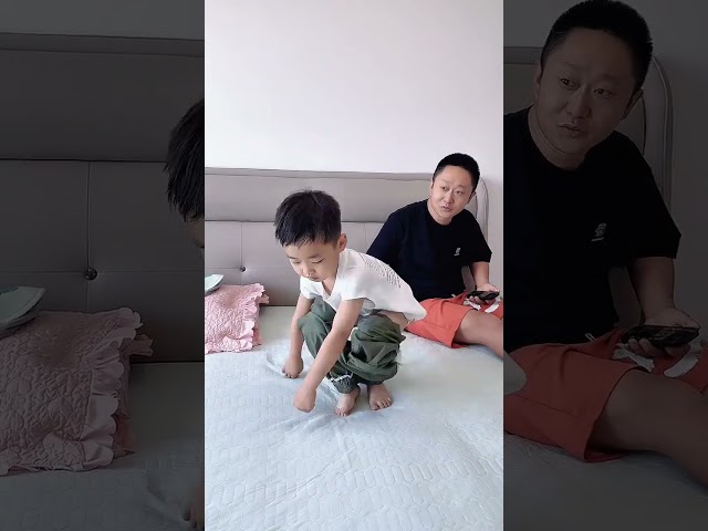 儿子这是在哪里学的，衣服还能这样穿 #呆萌小米宝#萌娃#熊孩子