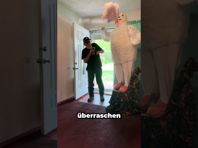 Oma überrascht Opa mit verrückten Verkleidungen!