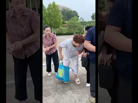 Kind woman help #motivation #positivevibes #lnspiration