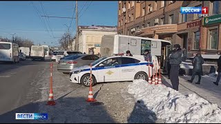 В центре Омска маршрутка с людьми врезалась в здание