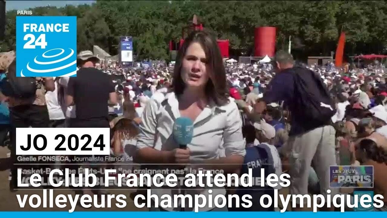 JO 2024 : au Club France, les supporters attendent les volleyeurs champions olympiques • FRANCE 24