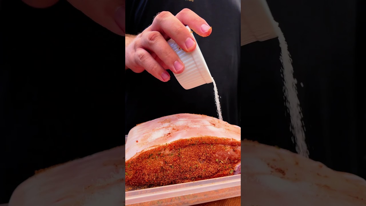 Benni, unser Geschäftsführer, zeigt euch heute, wie man mit unserer Hömma Lecka-Gewürzmischung einen richtig leckeren Krustenbraten zaubert: Schwarte eingeritzt und gepiekst, Fleischseiten mit Hömma Lecka gewürzt, die Schwarte mit Salz eingerieben. Dann auf Zwiebeln & Rinderfond in den Airfryer – 60 Minuten bei 160 °C.

Danach Zwiebeln & Fond mixen zur Soße, Fleisch nochmal 10 Minuten bei 230 °C für die Extra-Kruste – und fertig ist der Braten! 🌶️🔥

👉 Wer hätte gedacht, dass das aus der Heißluftfritteuse kommt? Kommentiert mal eure liebsten Airfryer-Rezepte! 💬

👉 Gewürze von der Spicebude direkt online bestellen: https://spicebude.de

Wenn dir das Video gefällt, lass uns gerne ein Like da und abonniere den Kanal, um kein Highlight mehr zu verpassen! 👍

📺 Abonniere hier: https://www.youtube.com/@spicebude

Folge uns auch auf Social Media:
 📸 Instagram: https://www.instagram.com/spicebude/
🎵 Tiktok: https://www.tiktok.com/@spicebude

GÖNN DIR und viel Spaß beim Nachkochen! 😊