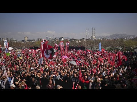 Κωνσταντινούπολη: Μεγαλειώδης διαδήλωση υπέρ του Ιμάμογλου παρά την άγρια καταστολή