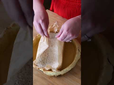 Tomato and cheddar cheese tart