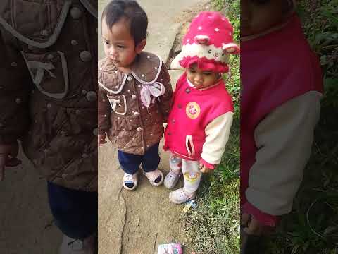 Chị chị em em, rủ nhau khắp nơi