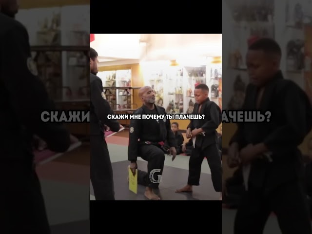 На тренировке мудрый тренер наставляет своих учеников, учит их преодолевать трудности!