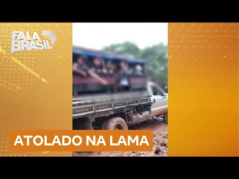 Transporte escolar atola em estrada precária em Medicilândia (PA)