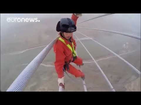 Храбрите кинески работници за последен пат ги проверуваат каблите за струја на највисокиот далновод во светот