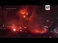 Choque entre camión de gas y auto causa explosiones y mata a 3 bomberos en Mongolia  - 00:58 min - News - Video