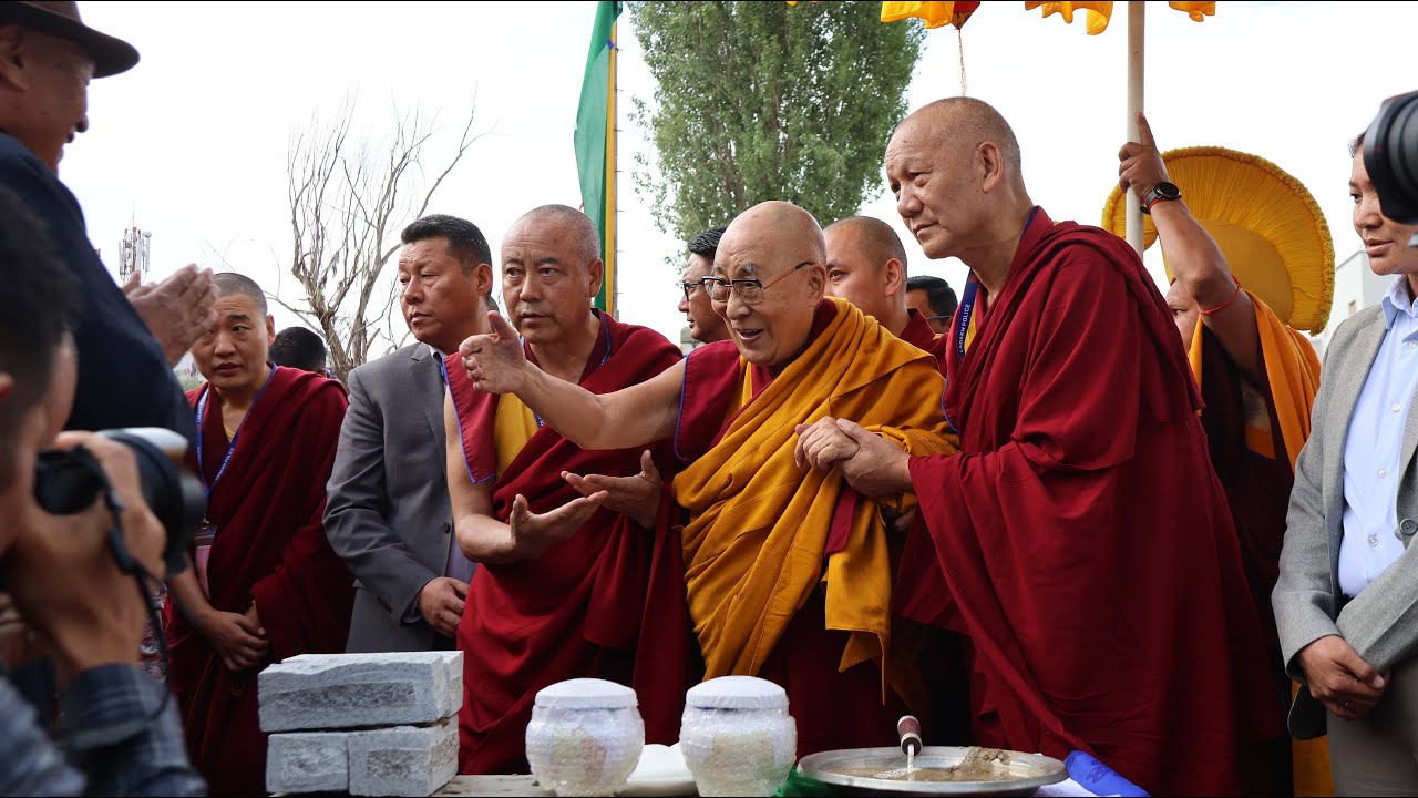 ༸གོང་ས་མཆོག་ནས་ལ་དྭགས་ཇོ་ཁང་བསྐྱར་བཞེངས་ཀྱི་རྩིག་རྨང་ལ་ས་ཆོག་བཀྲིན་སྩལ་གནང་མཛད་དེ་རབ་བྱུང་བ་ཚོས་ཆོས་