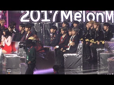 171202 MMA 멜론뮤직어워드 아이유 무대보는 워너원 (강다니엘 포커스)