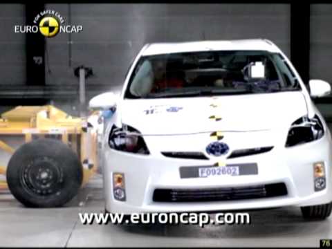 Відео краш-тесту Toyota Prius з 2009 року