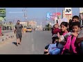 Cada vez más palestinos huyen a pie mientras Israel combate a Hamás en Ciudad de Gaza  - 01:58 min - News - Video