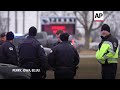 Policía dice que joven de 17 años mató a un alumno de 6to grado e hirió a cinco en escuela de Iowa  - 01:45 min - News - Video