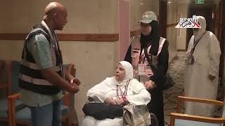   رئيس-بعثة-الحج-علاج-سيدة-مريضة-والضباط-قاموا-بمساعتها-في-العمرة