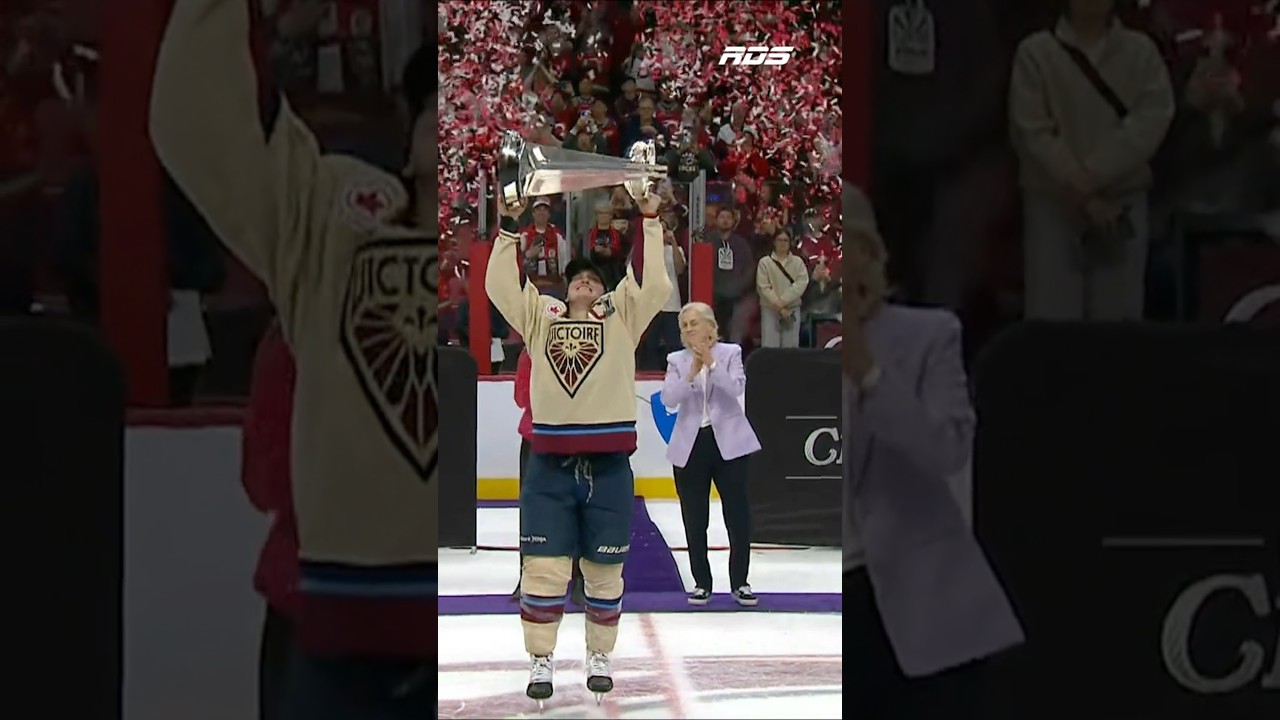 Le moment tant attendu, MARIE-PHILIP POULIN SOULÈVE LE TROPHÉE!!! 🤩🐐