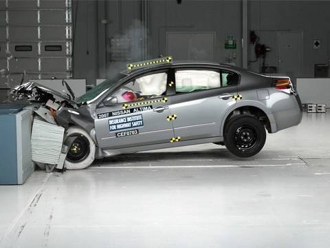 Test Crash Video Nissan Altima od 2007 roku