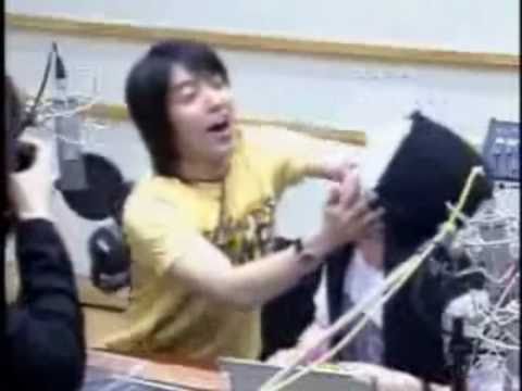 Donghae loves touching Hyukjae's face ♥