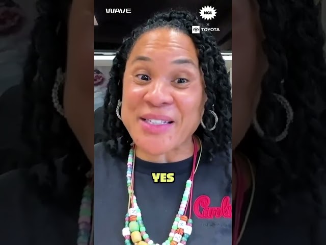 When a WNBA team lands in Philly…Dawn Staley 🤝 Kylie Kelce (via @NotGonnaLiewithKylieKelce/TT)