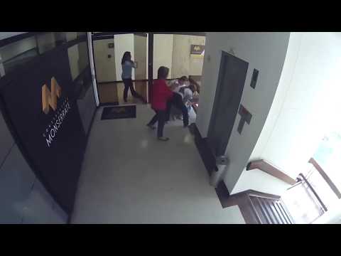 Mãe evita criança de cair de quarto andar de prédio na Colombia