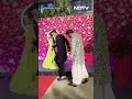 संगीत सेरेमनी में Arti Singh टू-बी-हस्बैंड Deepak संग हुईं Romantic, जमकर लुटाया प्यार  - 01:00 min - News - Video
