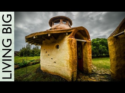 Овој човек прави куќи од земја по цена од 5000 долари. Но, чекајте да ја видите внатрешноста на овие навидум примитивни живеалишта!