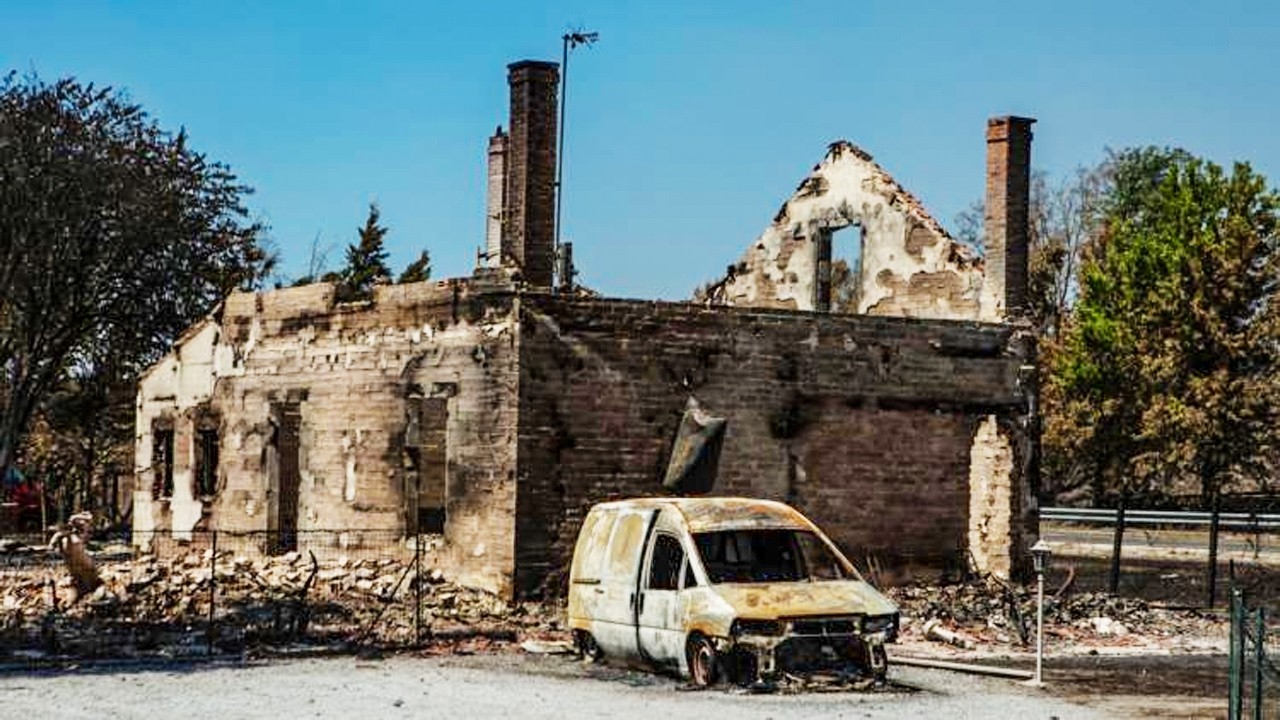 "Bienvenue chez vous" : au Porge, les habitants de retour dans une commune ravagée par les flammes