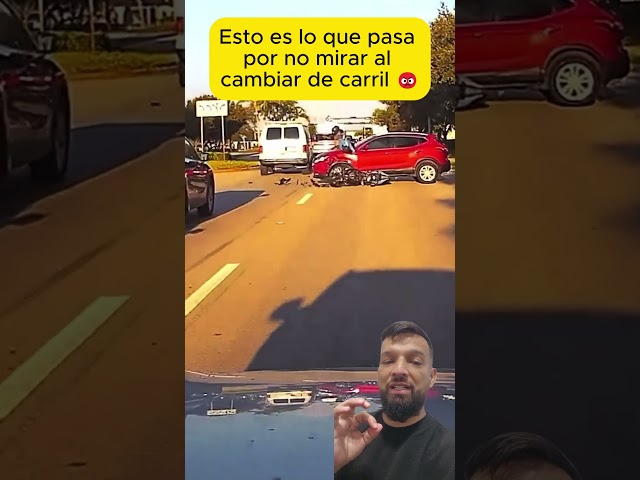 Esto es lo que pasa por no mirar al cambiar de carril 😡 #ShortsImpactantes #motos #moto #carros