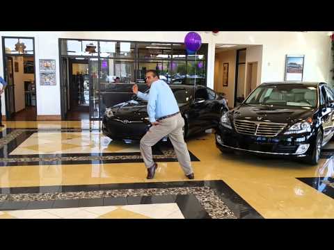 Sprzedaje auta i do tego... tańczy jak robot! 
