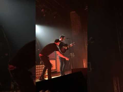 Van having guitar issues lol || Hourglass - Catfish and the Bottlemen