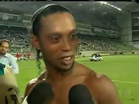 Ronaldinho Ga Cho D Uma Cantada Em Rep Rter Bonita Veja At O Fim