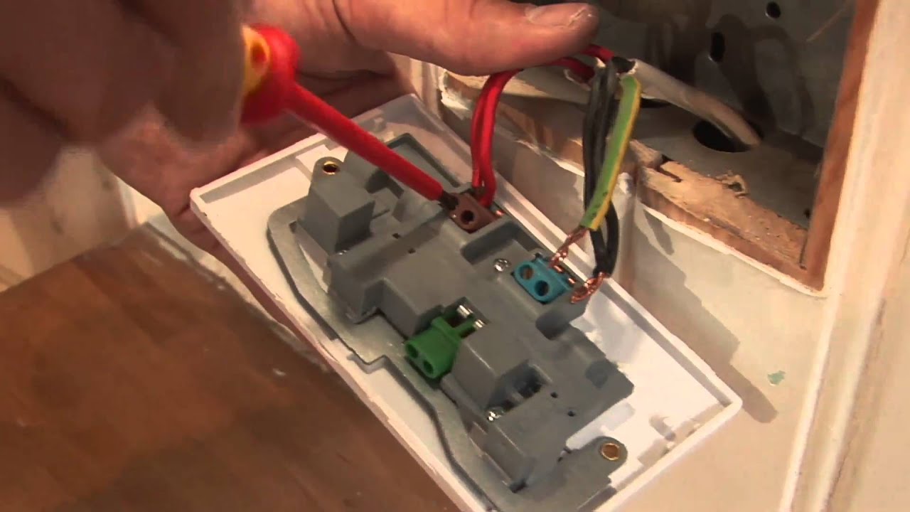 How To Wire Wall Sockets - YouTube wiring a kitchen light circuit 
