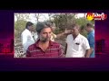 Liquor Lorry Overturned On Nagarkurnool District | Garam Garam Varthalu | Sakshi TV - 01:53 min - News - Video
