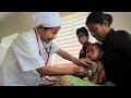 Une infirmière vaccine un enfant